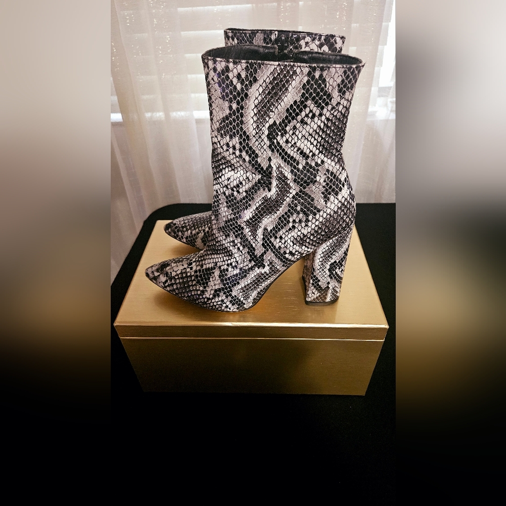 Womens Faux Crocodile print low Boots!
